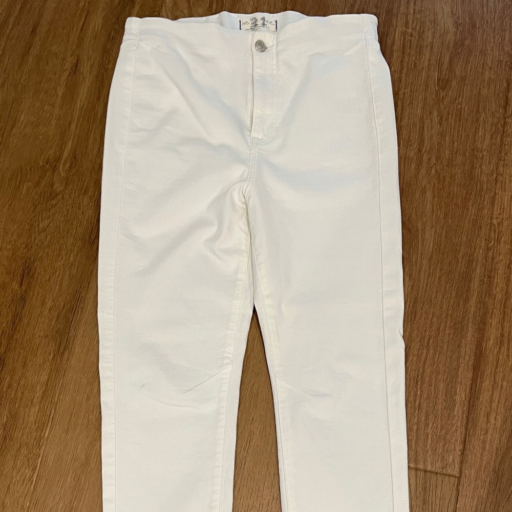 Free People white jeans size 31-lay flat waist 14”’ rise 12”, inseam 26”